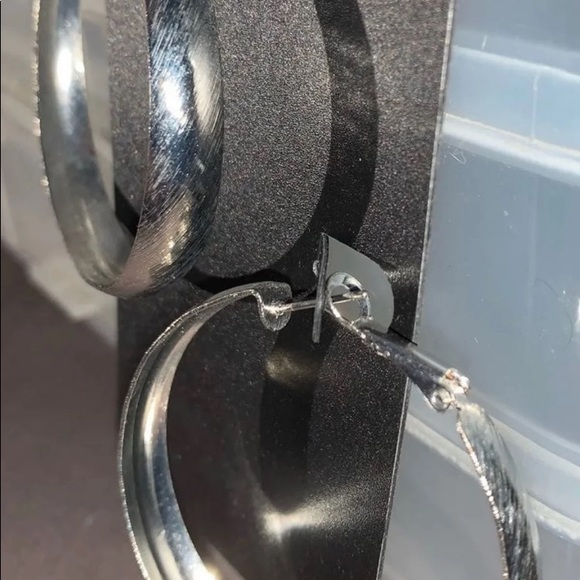 2 pairs Large textured hoop earrings - Picture 7 of 9